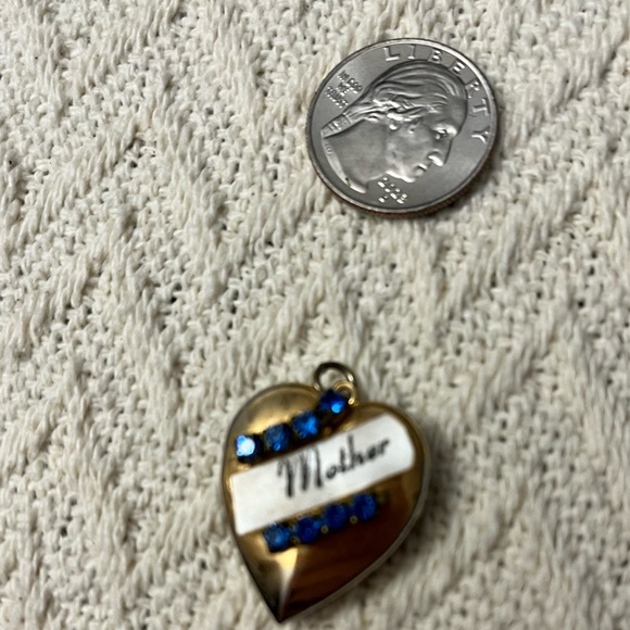 Beautiful Vintage Goldtone Mother Locket With Rhinestones - Picture 3 of 7